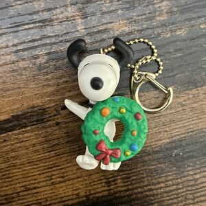 Peanuts Snoopy Holding Wreath Holiday Clip-On Christmas Ornament Keychain